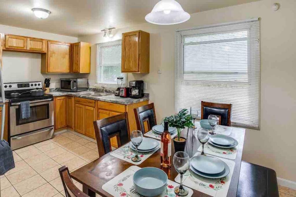 Villa {Hot Tub In Ranch} Mins To Airport/Uofr/Strng/Dwtn Rochester Exterior foto